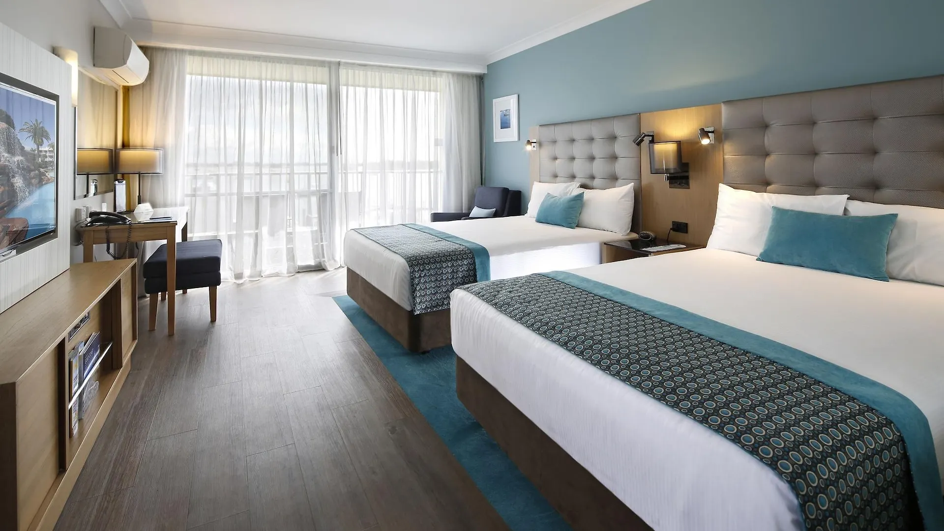 Sea World Resort Main Beach 4*,