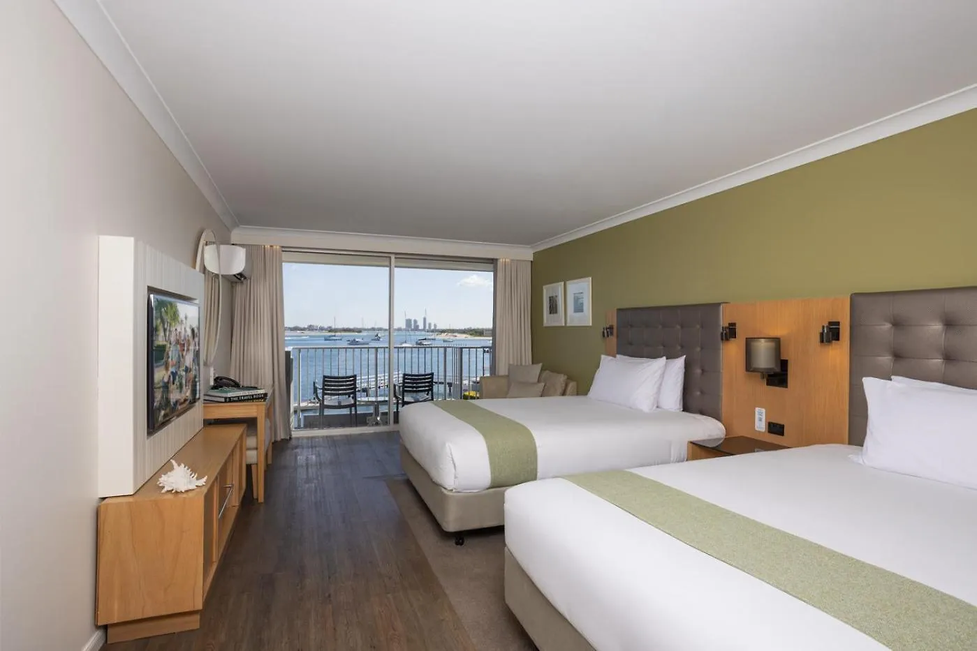 Sea World Resort Main Beach 4*,